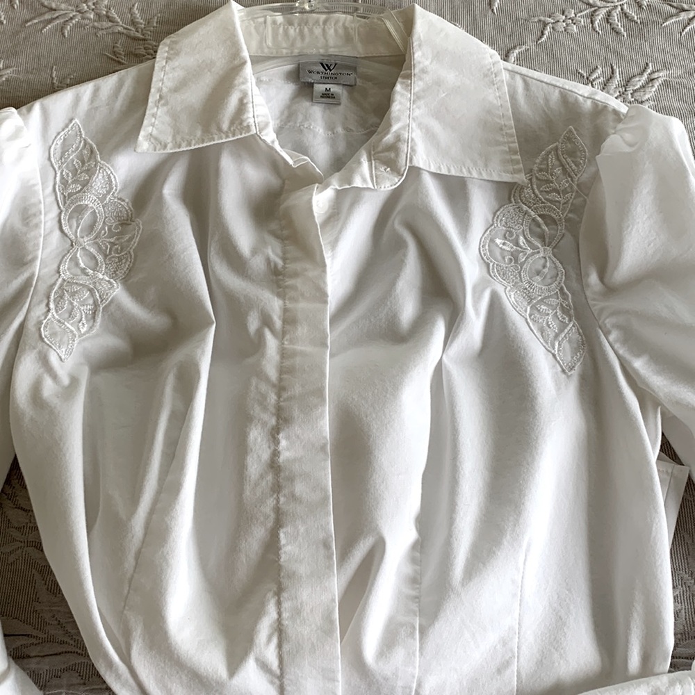 Worthington White embroidered blouse. EUC